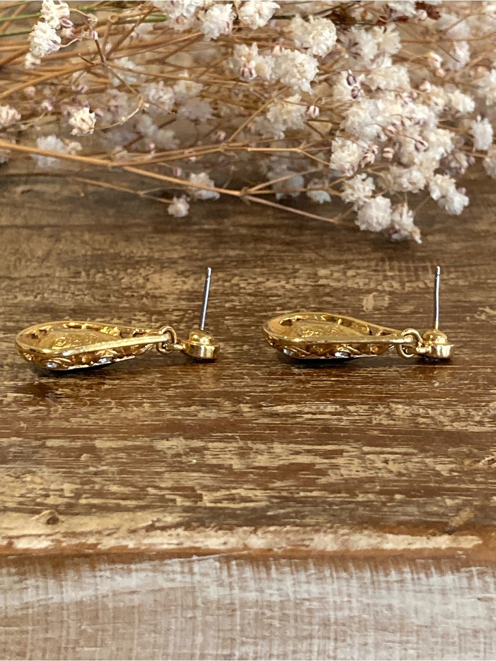 Vintage Avon Gold-Tone Teardrop Earrings with Blue Gemstone - Picture 7 of 10